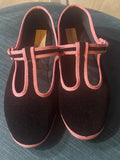 T-STRAP VELLUTO MARRONE CON BORDATURA FRAGOLA