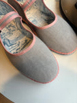 MARY JANE GRIGIO LINO CON BORDATURA ROSA