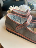 MARY JANE GRIGIO LINO CON BORDATURA ROSA
