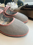 MARY JANE GRIGIO LINO CON BORDATURA ROSA