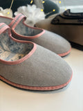 MARY JANE GRIGIO LINO CON BORDATURA ROSA