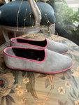 FRIULANE VELLUTO GRIGIO PERLA CON GROS-GRAIN PEONIA