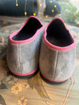FRIULANE VELLUTO GRIGIO PERLA CON GROS-GRAIN PEONIA