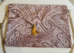 POCHETTE VELLUTO BROCCATO ROSA ANTICO CON NAPPINA BORDEAUX