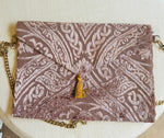 POCHETTE VELLUTO BROCCATO ROSA ANTICO CON NAPPINA BORDEAUX