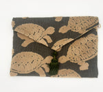 POCHETTE TESSUTO BROCCATO TARTARUGHE CON NAPPINA